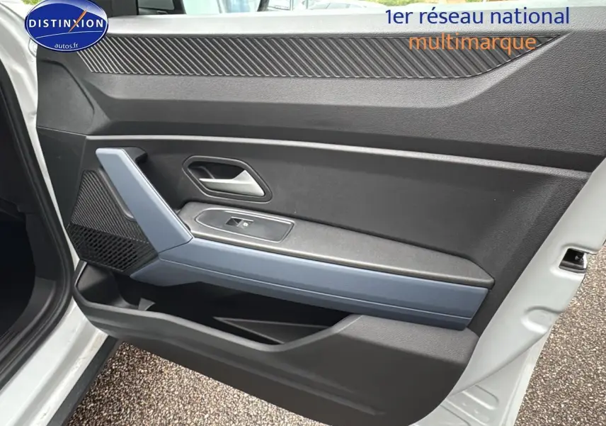 Vue intérieure de la porte avant gauche du Dacia Duster blanc arctic avec insert gris et commande de vitre électrique.
