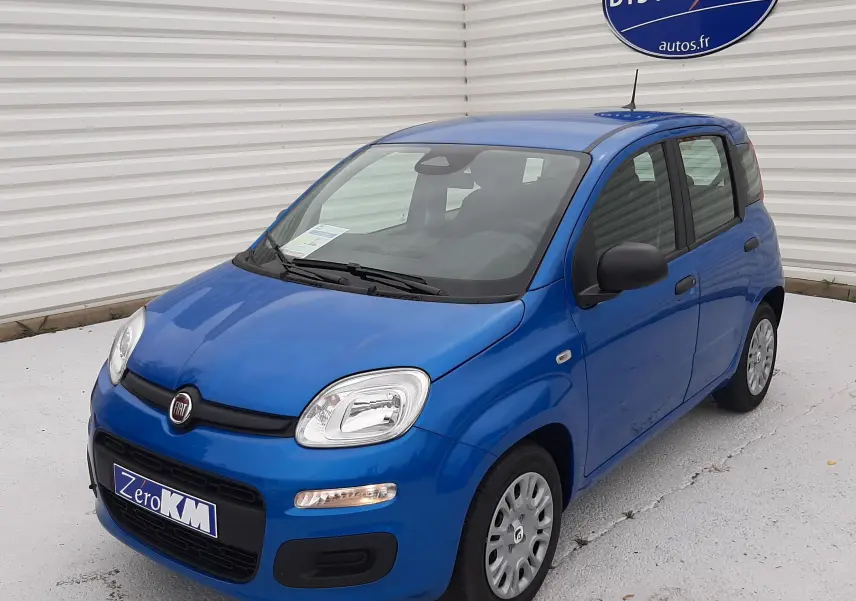 Vue 3/4 avant droite d'une Fiat Panda 2025 bleu Italia, compacte avec phares arrondis et cinq portes visibles.