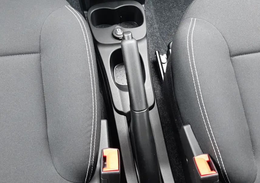 Vue plongeante sur la console centrale et les sièges noirs en tissu de la Fiat Panda 2025 Bleu Italia.