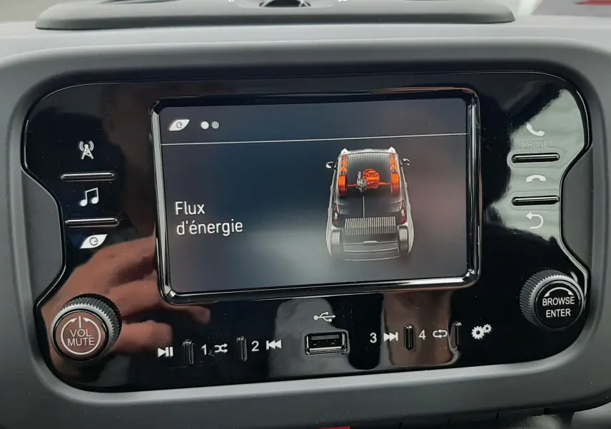 Écran central de la Fiat Panda 2025 affichant le flux d'énergie, entouré de commandes audio et de navigation.