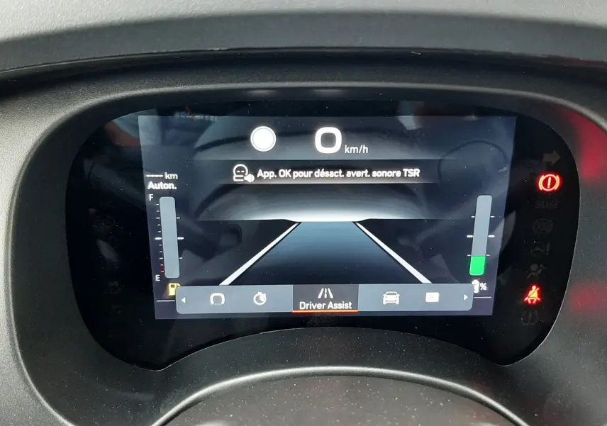 Affichage numérique du tableau de bord de la Fiat Panda 2025 montrant l'assistance au conducteur et l'autonomie essence.