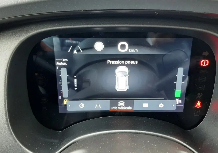 Affichage numérique du tableau de bord de la Fiat Panda 2025 montrant la pression des pneus et l'autonomie du carburant.