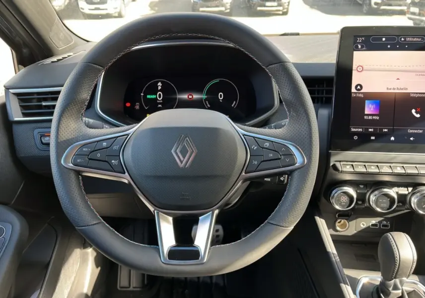 Vue centrée sur le volant de la Renault Clio V E-Tech 145 Esprit Alpine 2025, avec tableau de bord numérique et console tactile.