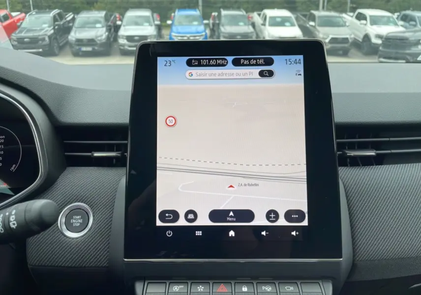 Écran tactile central du tableau de bord de la Renault Clio V E-TECH 145 Esprit Alpine 2025 avec navigation affichée.