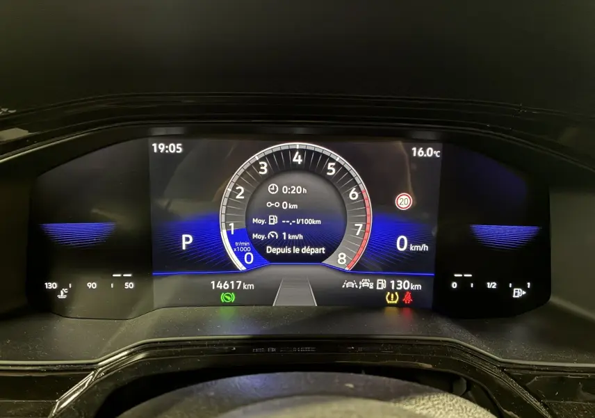 Tableau de bord numérique de la Volkswagen Polo gris 2025, affichant compte-tours et vitesse à 0 km/h, vue frontale.