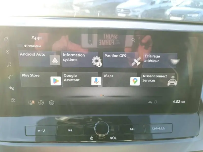 Écran tactile central du Nissan Qashqai Hybrid e-POWER 2025 affichant les applications connectées.