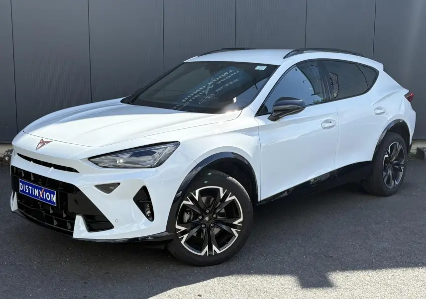 Vue 3/4 avant d'un CUPRA Formentor blanc Neige avec jantes alliage 18'' noires et toit noir brillant.