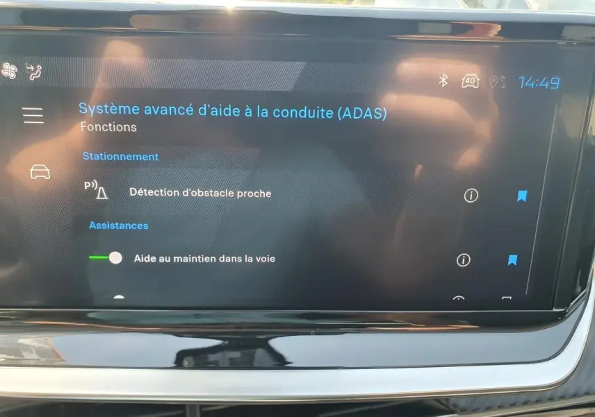 Écran tactile central du Peugeot 208 1.2 Hybrid 110 Allure affichant les options avancées d’aide à la conduite.