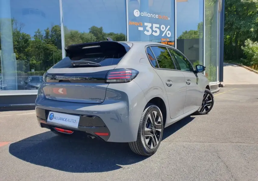 Peugeot 208 gris Sellenium vue 3/4 arrière droit, avec jantes alliage bi-tons et feux arrière LED distinctifs.