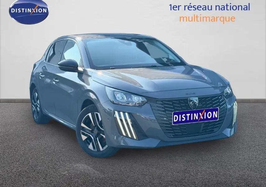 Peugeot 208 gris en 3/4 avant droit, avec calandre noire et feux LED verticaux distinctifs.