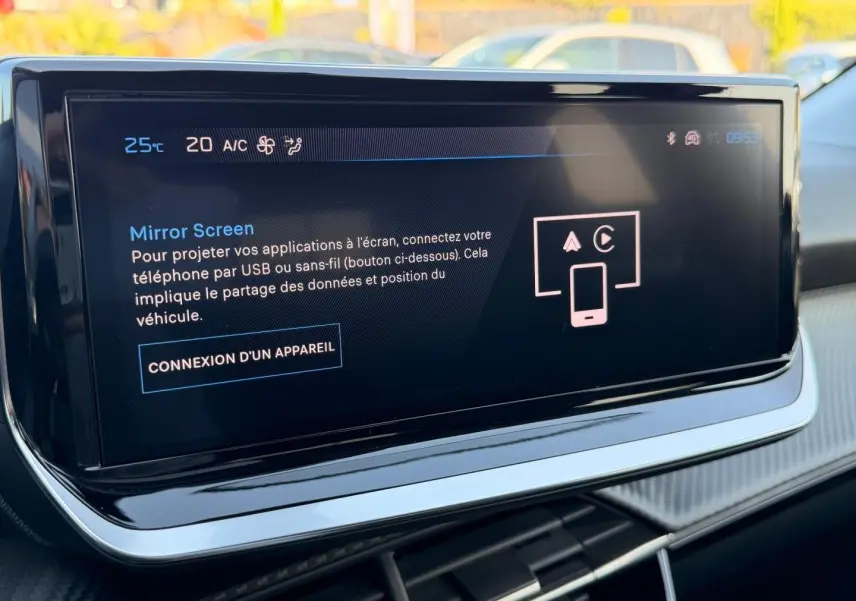 Écran tactile central affichant la fonction Mirror Screen dans l'habitacle d'une Peugeot 208.