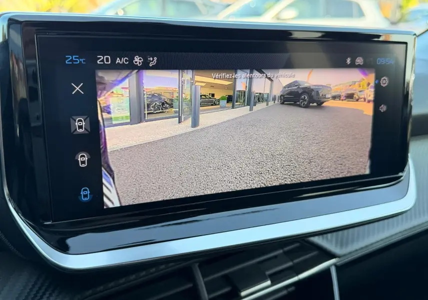 Écran tactile intérieur affichant la caméra de recul avec vue sur un SUV noir en arrière-plan.