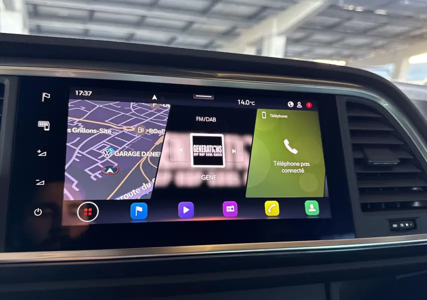 Écran tactile central du tableau de bord du SEAT Ateca 2024 affichant navigation, radio et téléphone non connecté.
