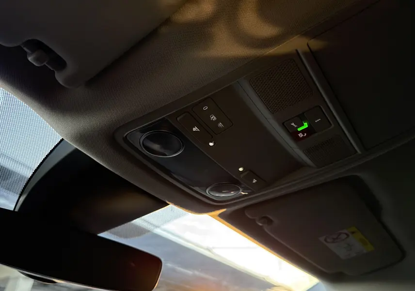 Plafonnier intérieur avec commandes d’éclairage et toit ouvrant du SEAT Ateca 2024 visible depuis l’avant passager.