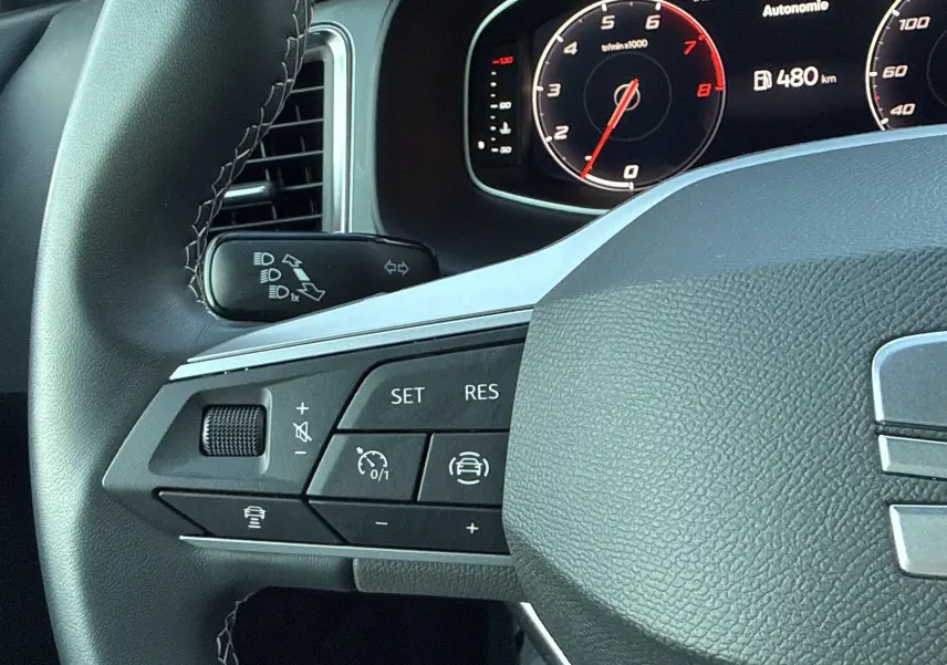 Gros plan sur le volant de la SEAT Ateca 2024 avec commandes de régulateur et tableau de bord numérique.