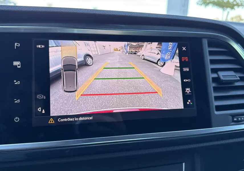 Écran de caméra de recul du SEAT Ateca Rouge Velvet 2024 montrant l'arrière avec guidage de stationnement coloré.