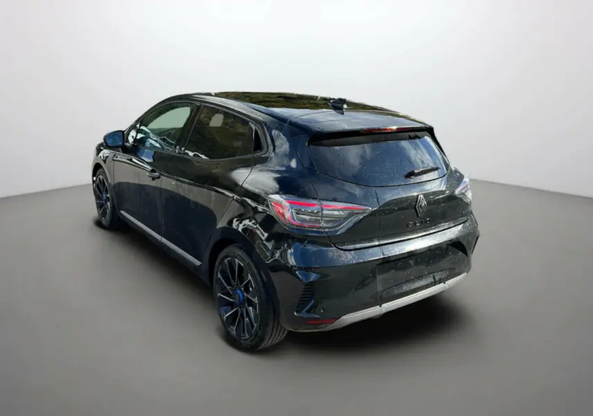 Renault Clio V E-Tech 145 Esprit Alpine noir étoilé, vue 3/4 arrière côté gauche avec jantes sport noires.