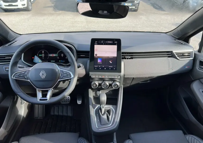 Intérieur de la Renault Clio V E-Tech 145 Esprit Alpine 2025, vue frontale du tableau de bord et console centrale avec écran tactile vertical.