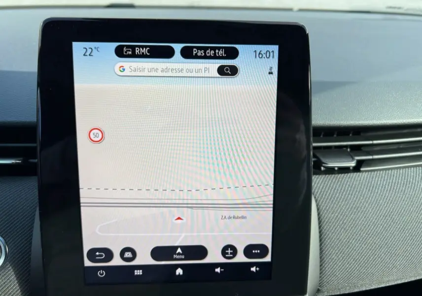 Écran tactile central du tableau de bord de la Renault Clio V E-Tech 145 Esprit Alpine 2025 affichant la navigation GPS.