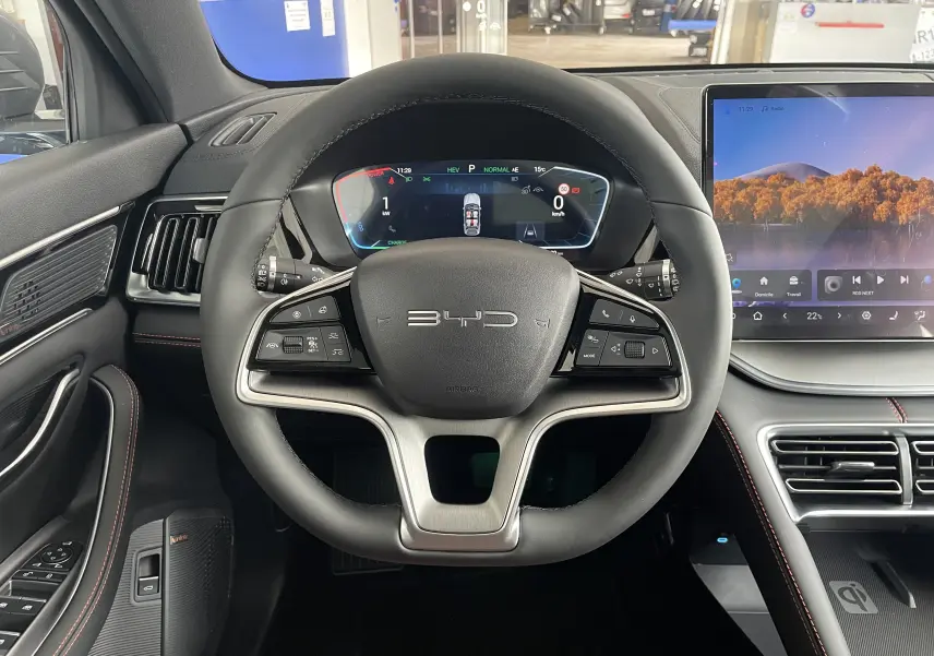 Gros plan sur le volant noir du BYD SEAL U 2026 avec commandes multifonctions et tableau de bord numérique en arrière-plan.