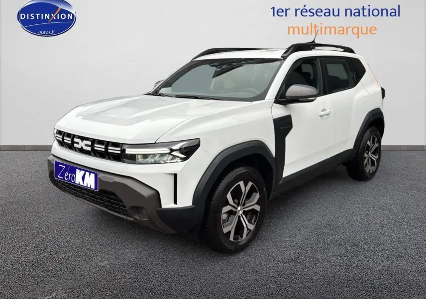 Dacia Duster blanc arctic en 3/4 avant droit avec jantes alu et barres de toit noires.