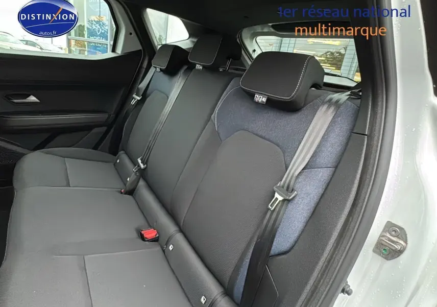 Vue côté droit de la banquette arrière noire et grise du Dacia Duster blanc Arctic 2025 avec ceinture de sécurité visible.