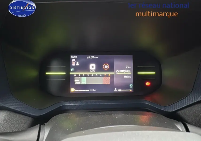 Tableau de bord numérique du Dacia Duster 2025 affichant vitesse, compte-tours et aides à la conduite.