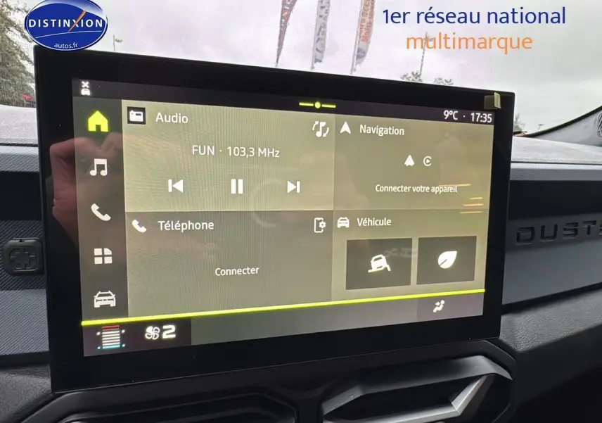 Écran tactile multifonction du tableau de bord du Dacia Duster blanc Arctic, vue intérieure frontale.