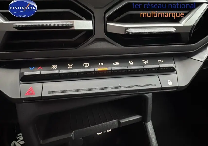 Détail de la console centrale avec commandes climatisation et verrouillage du DACIA Duster blanc Arctic 2025