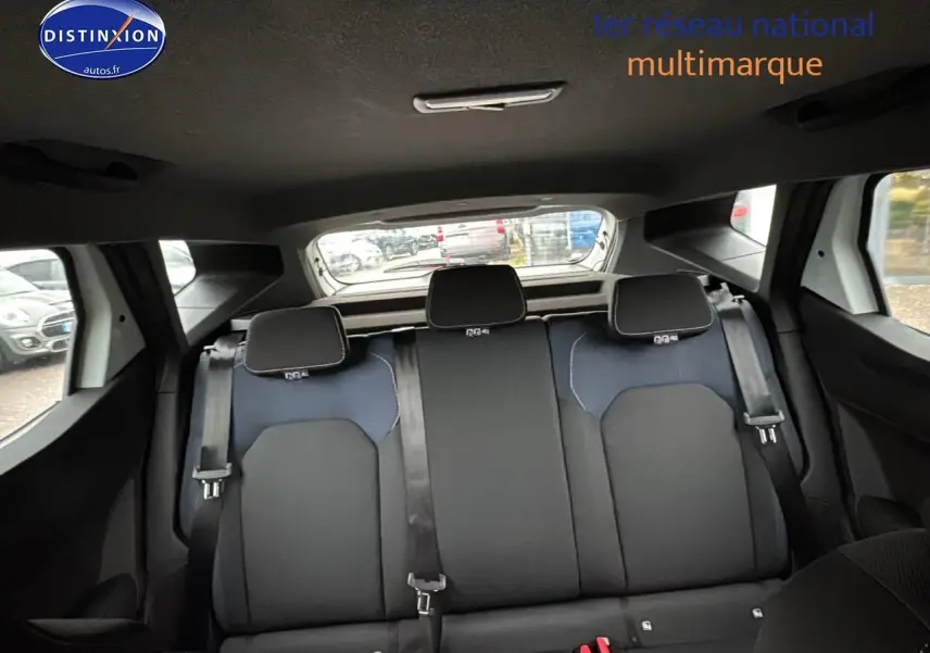 Banquette arrière noire et bleue vue de l'intérieur du Dacia Duster 2025 avec appuie-têtes et ceintures visibles.
