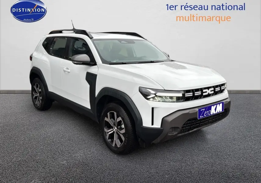 Vue 3/4 avant droit du Dacia Duster blanc Arctic avec barres de toit et jantes alu distinctives.