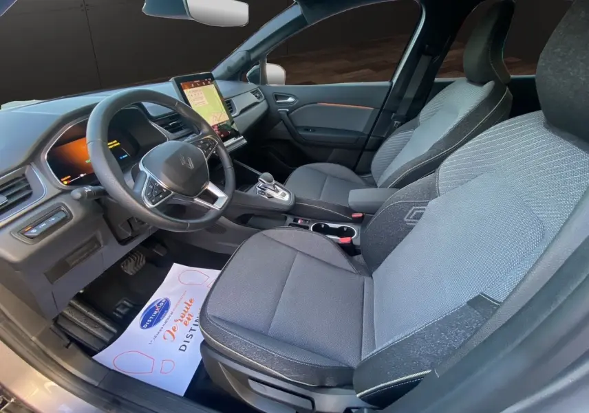Vue intérieure côté conducteur de la Renault Symbioz E-Tech gris Casiopee, avec sellerie Techno et écran tactile vertical.