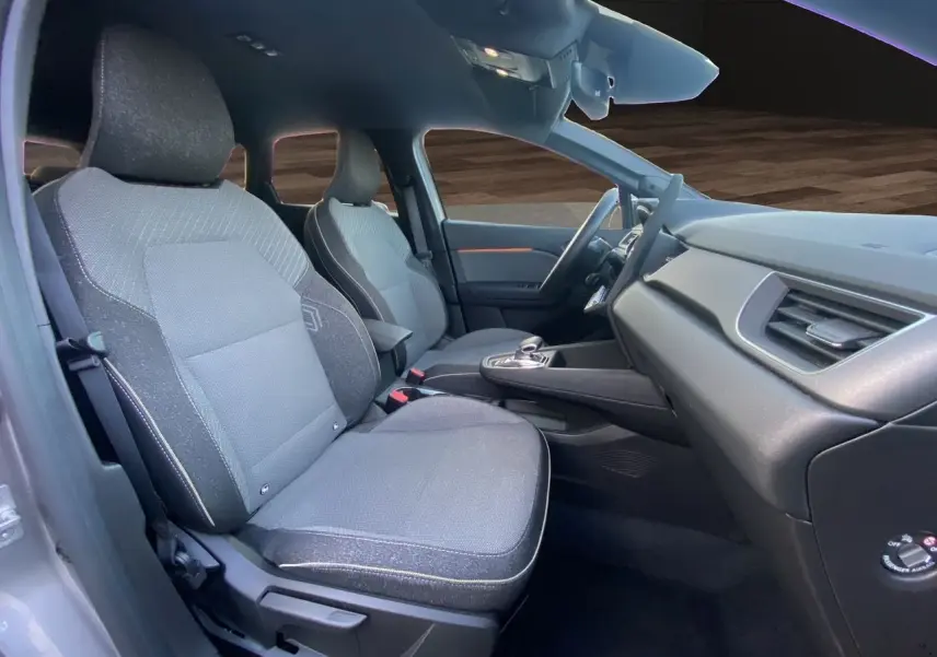 Vue intérieure côté gauche de la Renault Symbioz E-Tech gris Casiopee, avec sièges tissu Techno et tableau de bord moderne.