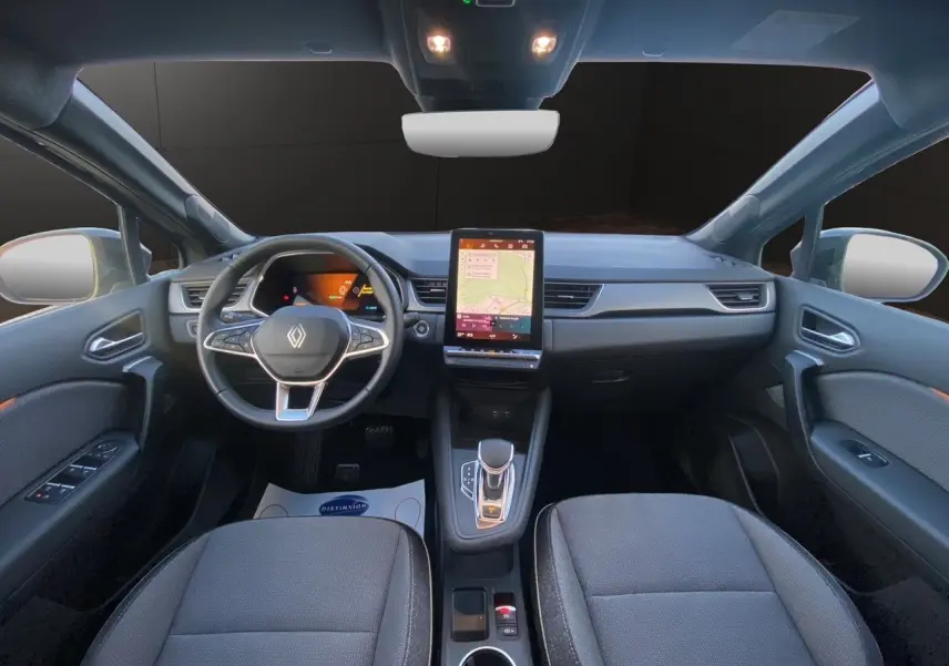 Vue intérieure avant du Renault Symbioz E-Tech Full Hybrid 145 Techno, avec tableau de bord numérique et écran tactile central vertical.
