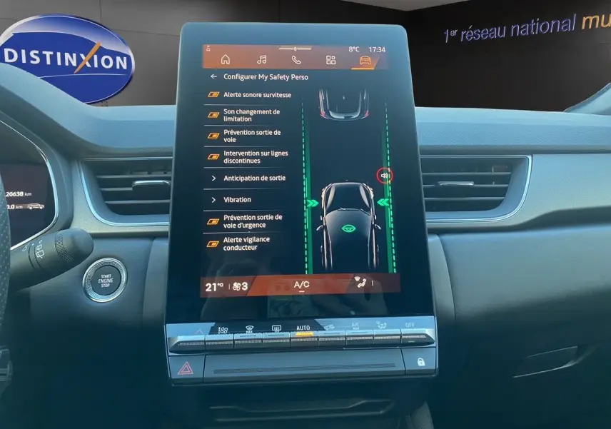 Vue intérieure centrée sur l'écran tactile vertical du tableau de bord du Renault Symbioz gris Casiopee, affichant les aides à la conduite.