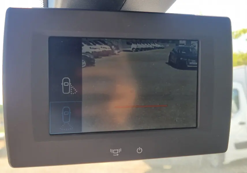 Écran de caméra de recul affichant une vue arrière du parking, dans un Citroën Berlingo blanc de 2020.