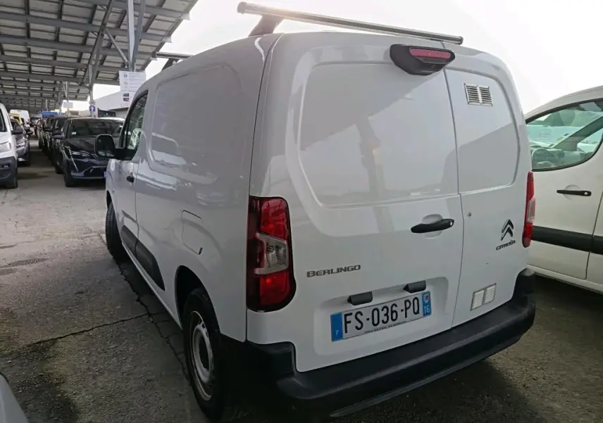 Vue 3/4 arrière droite d'un utilitaire Citroën Berlingo blanc de 2020 avec portes arrière battantes et plaque française.