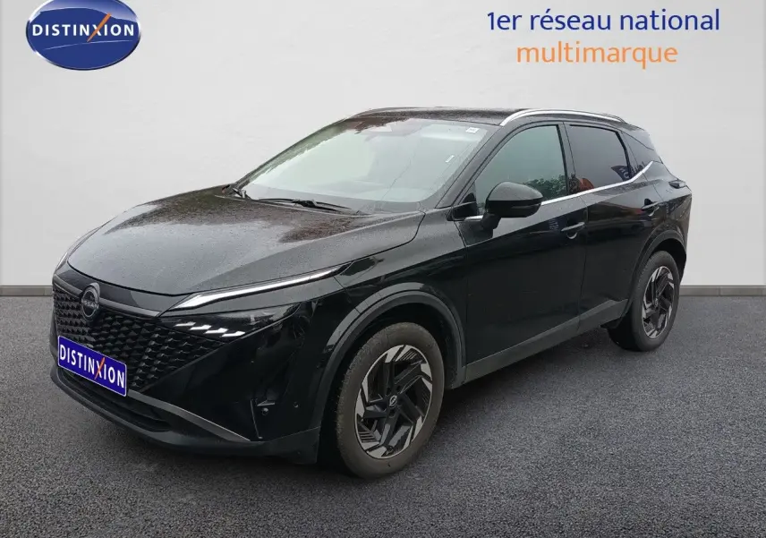 Nissan Qashqai e-POWER 2025 noir Kuro Metal en 3/4 avant droit avec calandre distinctive et jantes noires.