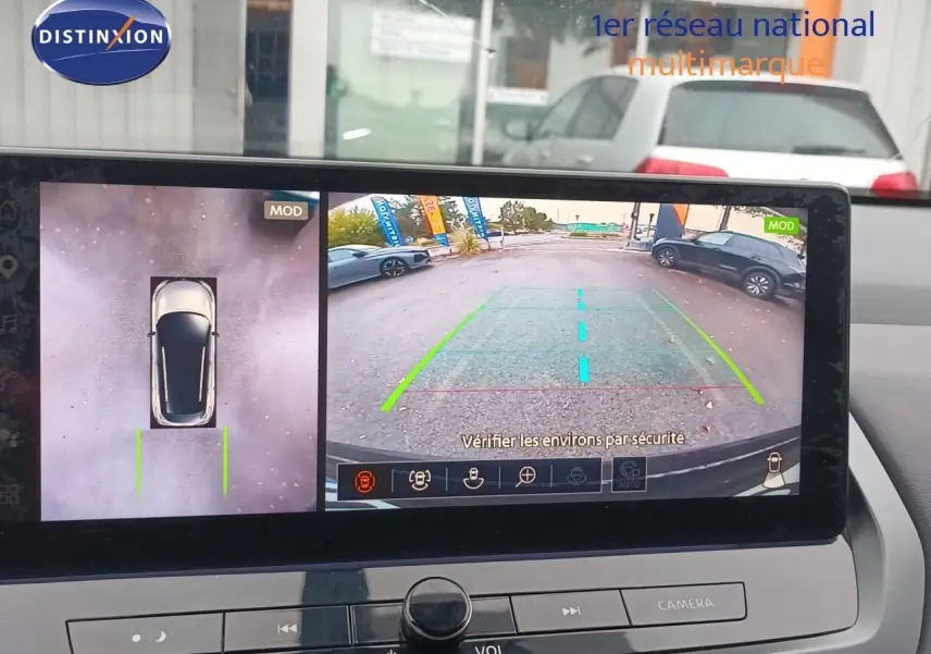 Écran de caméra de recul et vue 360° du Nissan Qashqai noir Kuro Metal en stationnement, affichage intérieur.