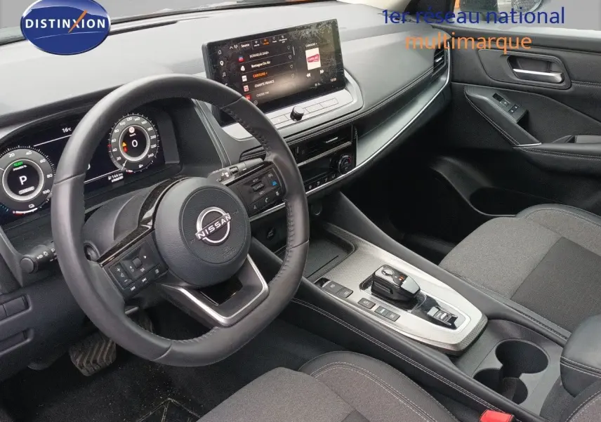 Intérieur noir du Nissan Qashqai e-POWER 2025 vu côté conducteur, avec tableau de bord digital et écran tactile central.