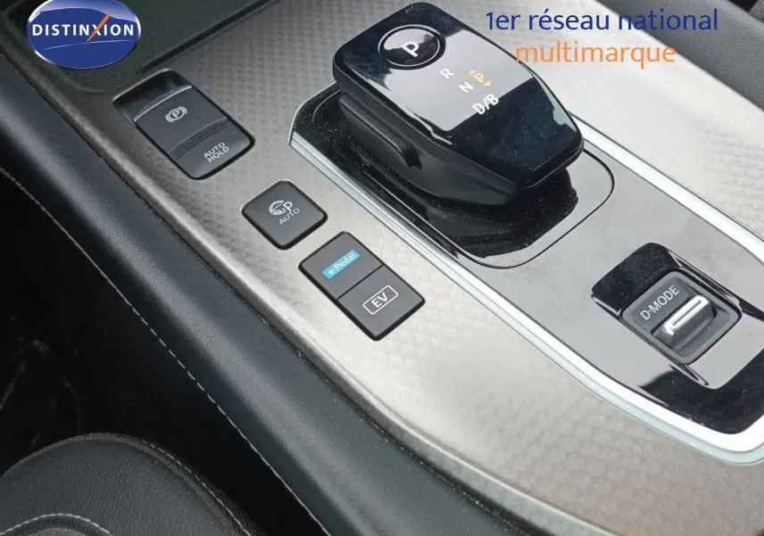 Gros plan sur la console centrale du Nissan Qashqai e-POWER 2025 avec levier de vitesse et boutons de commande.