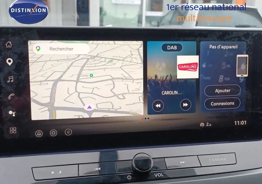 Écran tactile du tableau de bord du Nissan Qashqai e-POWER 2025, affichant navigation et radio numérique.