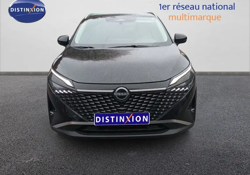 Vue frontale du Nissan Qashqai e-POWER 2025 noir Kuro Metal avec calandre texturée et phares LED distinctifs.
