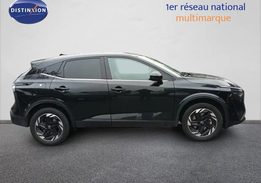 Vue latérale droite du Nissan Qashqai e-POWER 2025 noir Kuro Metal avec jantes alliage bicolores.