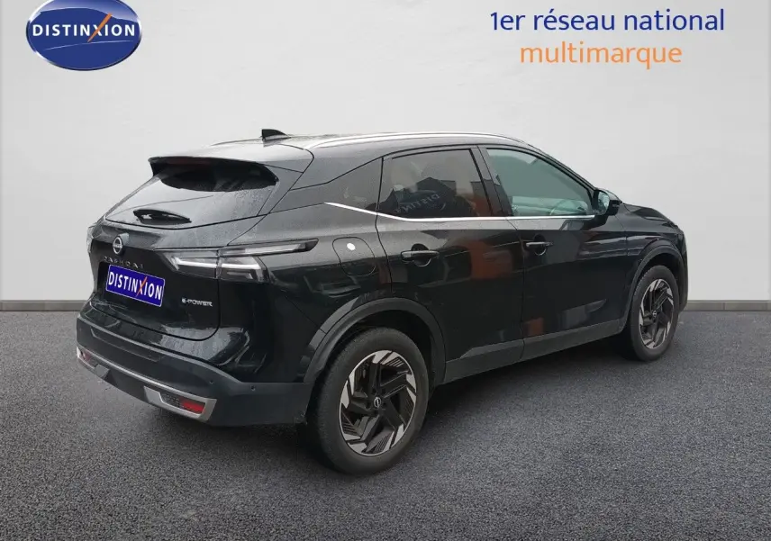 Vue 3/4 arrière droite du Nissan Qashqai e-POWER 2025 noir Kuro Metal avec feux arrière LED et jantes stylisées.