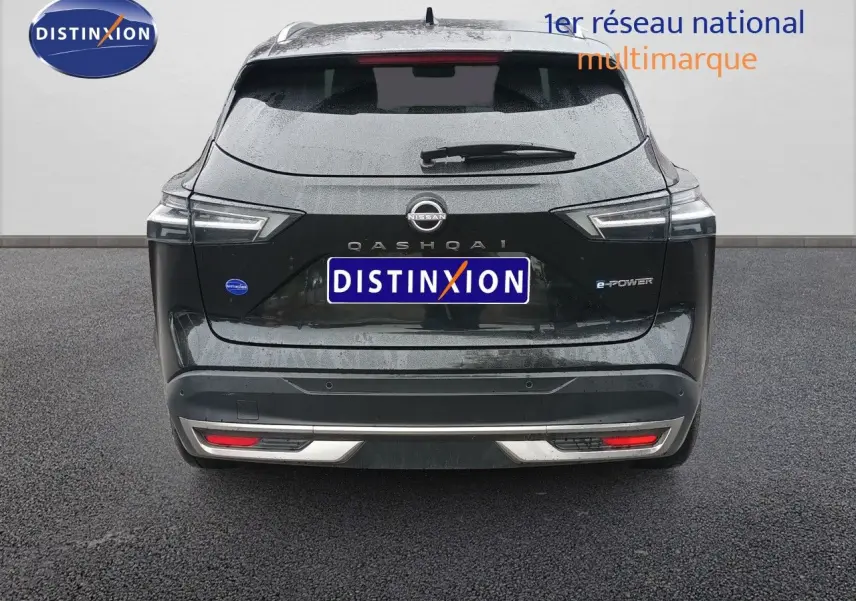 Vue arrière du Nissan Qashqai e-POWER 2025 noir Kuro Metal avec feux LED et badge distinctif e-POWER visible.