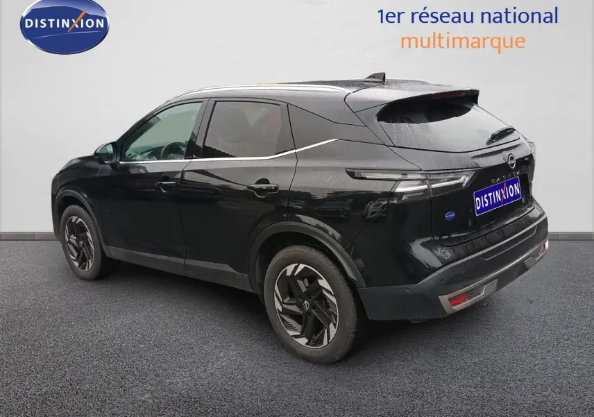 Vue 3/4 arrière droite du Nissan Qashqai e-POWER 2025 noir Kuro Metal avec jantes stylisées et feux arrière fins.