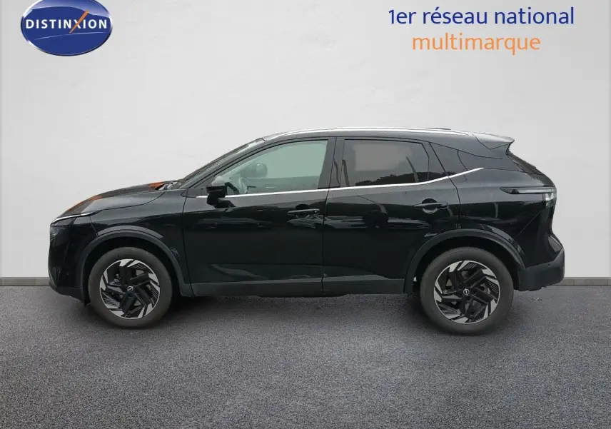 Profil côté gauche du Nissan Qashqai e-POWER 2025 en noir Kuro Metal avec jantes stylisées et lignes épurées.