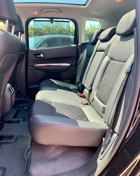 Vue latérale du siège arrière droit du Peugeot 3008 noir 2014 avec sellerie tissu et cuir, ouvrant sur une portière.