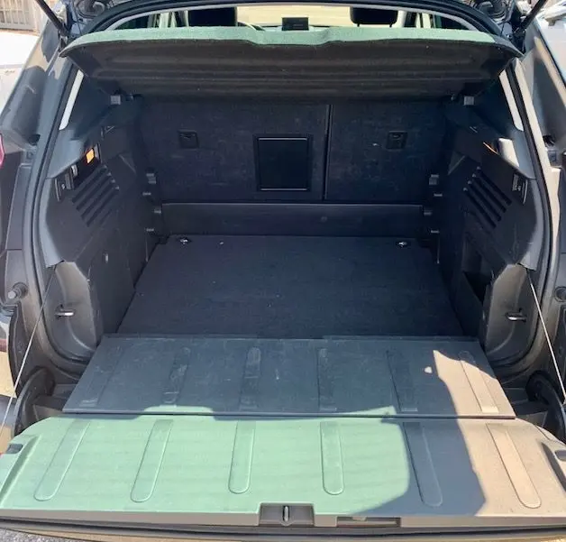 Coffre ouvert en vue arrière du Peugeot 3008 noir 1.6 HDI115 Allure 2014, montrant un espace de chargement spacieux.